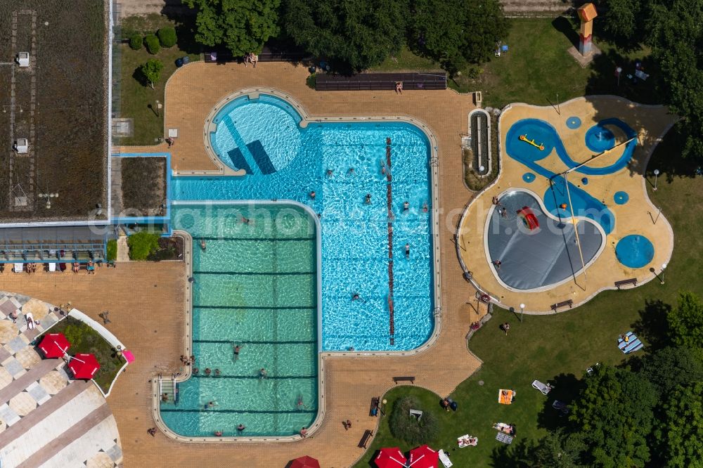 Stuttgart from the bird's eye view: Spa and swimming pools at the swimming pool of the leisure facility Mineralbad Leuze Am Leuzebad in the district Berg in Stuttgart in the state Baden-Wurttemberg, Germany