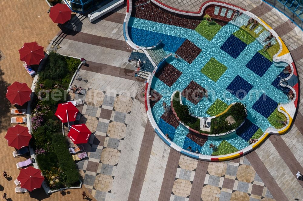 Aerial photograph Stuttgart - Spa and swimming pools at the swimming pool of the leisure facility Mineralbad Leuze Am Leuzebad in the district Berg in Stuttgart in the state Baden-Wurttemberg, Germany