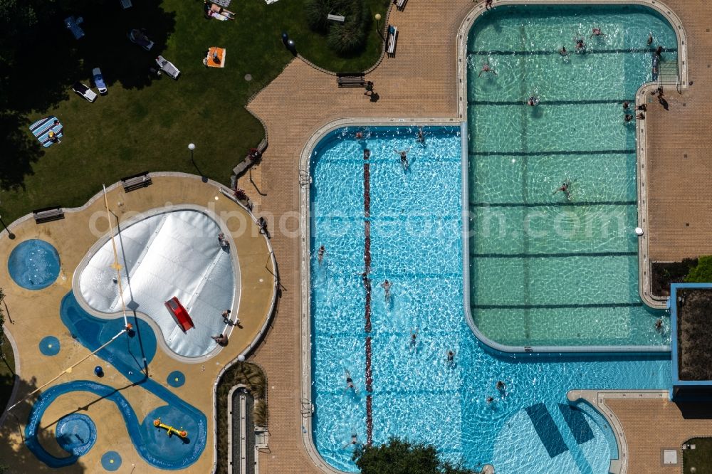 Stuttgart from above - Spa and swimming pools at the swimming pool of the leisure facility Mineralbad Leuze Am Leuzebad in the district Berg in Stuttgart in the state Baden-Wurttemberg, Germany