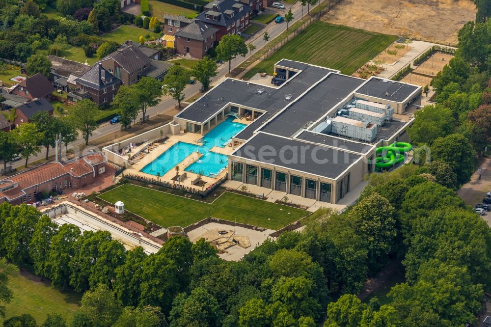 Werne from the bird's eye view: Spa and swimming pool at the swimming pool of Recreation Natur-Solebad Werne GmbH in Werne in the state North Rhine-Westphalia