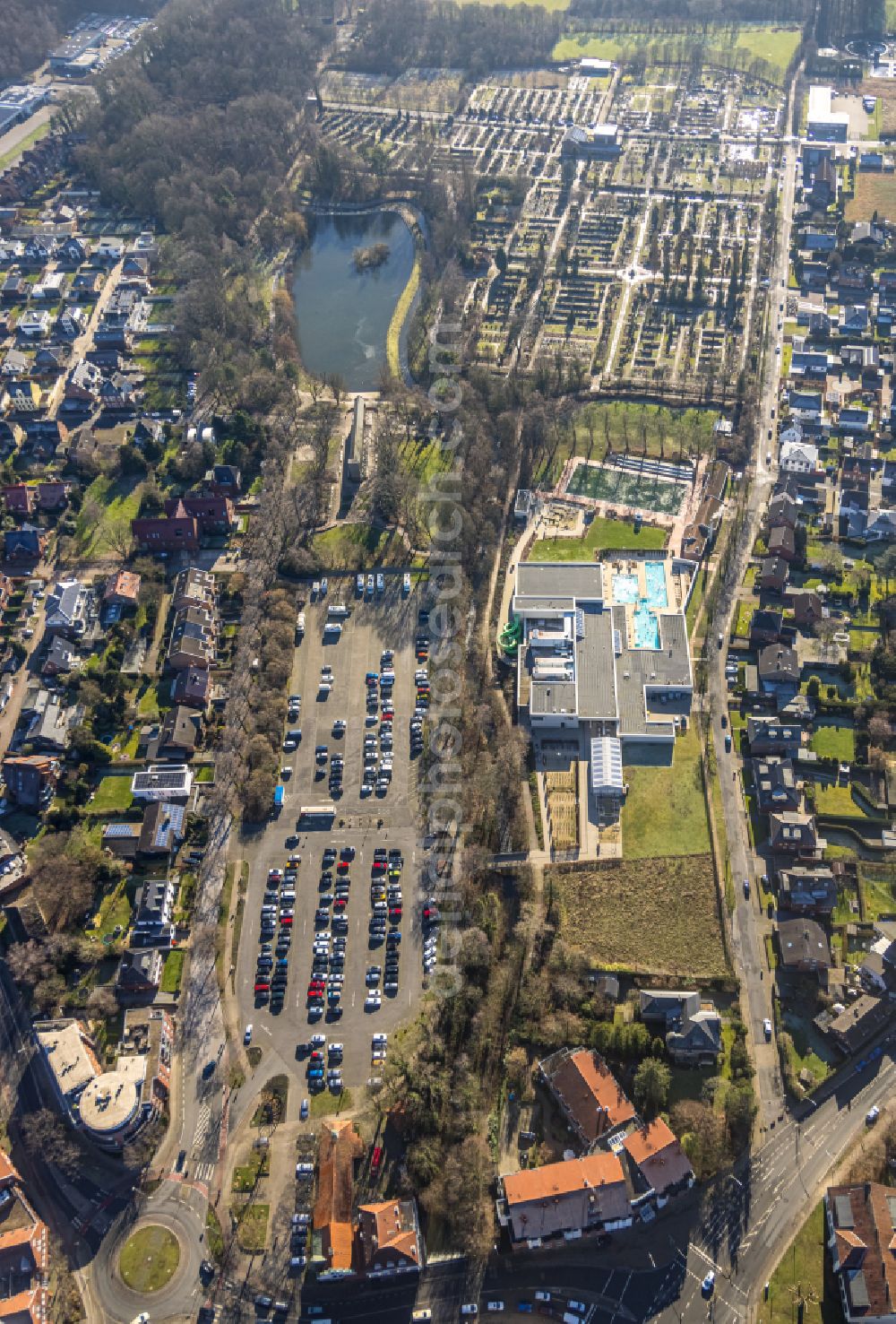 Werne from the bird's eye view: Thermal bath and swimming pool at the outdoor pool of the leisure facility Natur-Solebad Werne GmbH on the street Horneburg in Werne in the state North Rhine-Westphalia, Germany