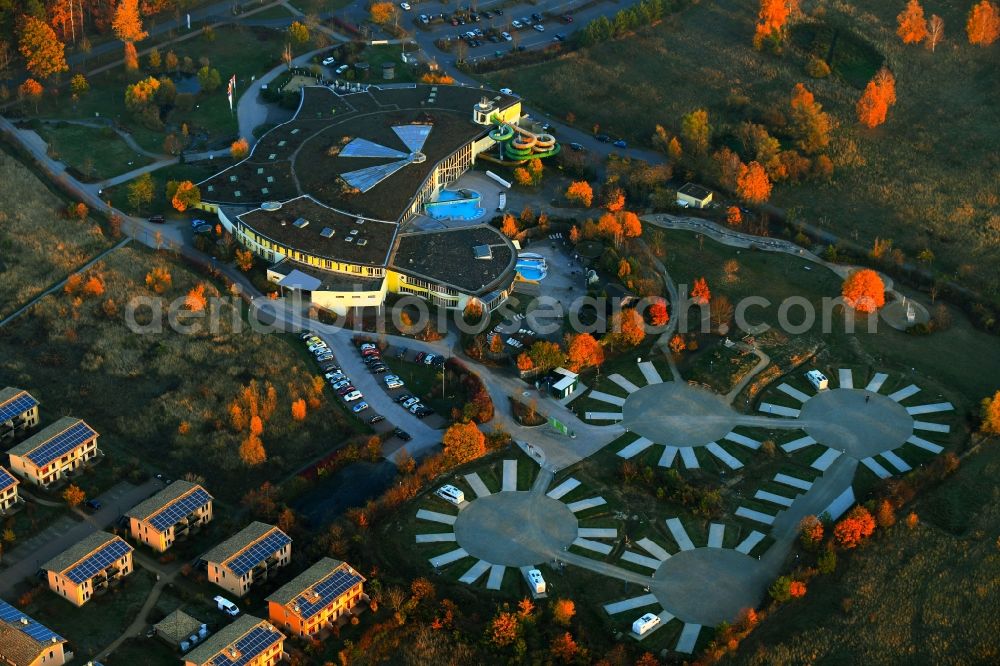 Templin from the bird's eye view: Spa and swimming pools at the swimming pool of the leisure facility NaturThermeTemplin on Dargersdorfer Strasse in Templin in the state Brandenburg, Germany