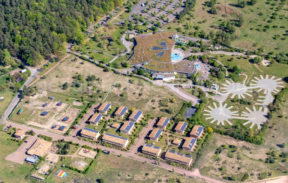 Templin from the bird's eye view: Spa and swimming pools at the swimming pool of the leisure facility NaturThermeTemplin on Dargersdorfer Strasse in Templin in the state Brandenburg, Germany