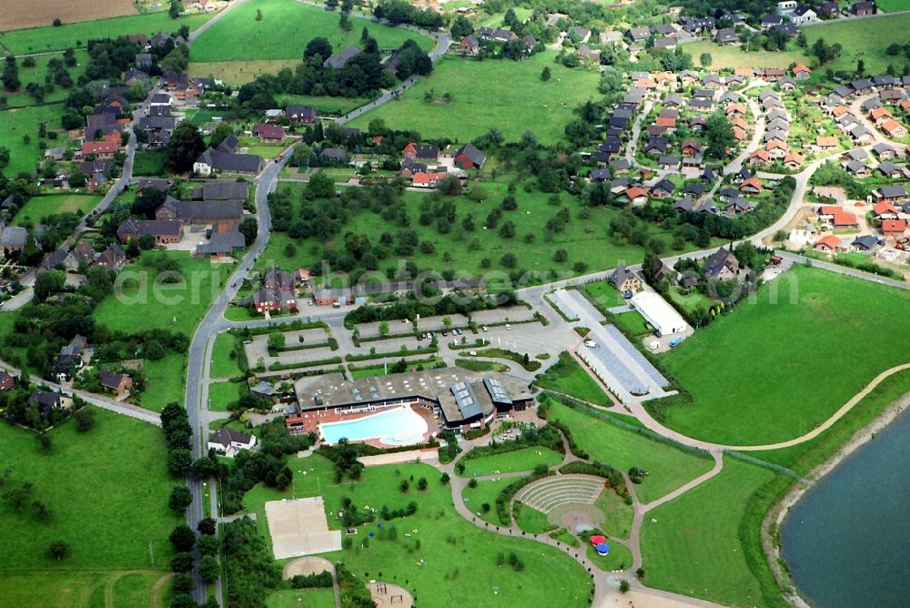 Aerial photograph Xanten - Spa and swimming pools at the swimming pool of the leisure facility Nibelungenbad in Xanten in the state North Rhine-Westphalia