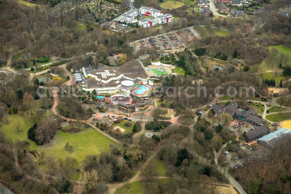 Aerial photograph Duisburg - Spa and swimming pools at the swimming pool of the leisure facility Niederrhein-Therme on Wehofer Strasse in the district Hamborn in Duisburg in the state North Rhine-Westphalia, Germany