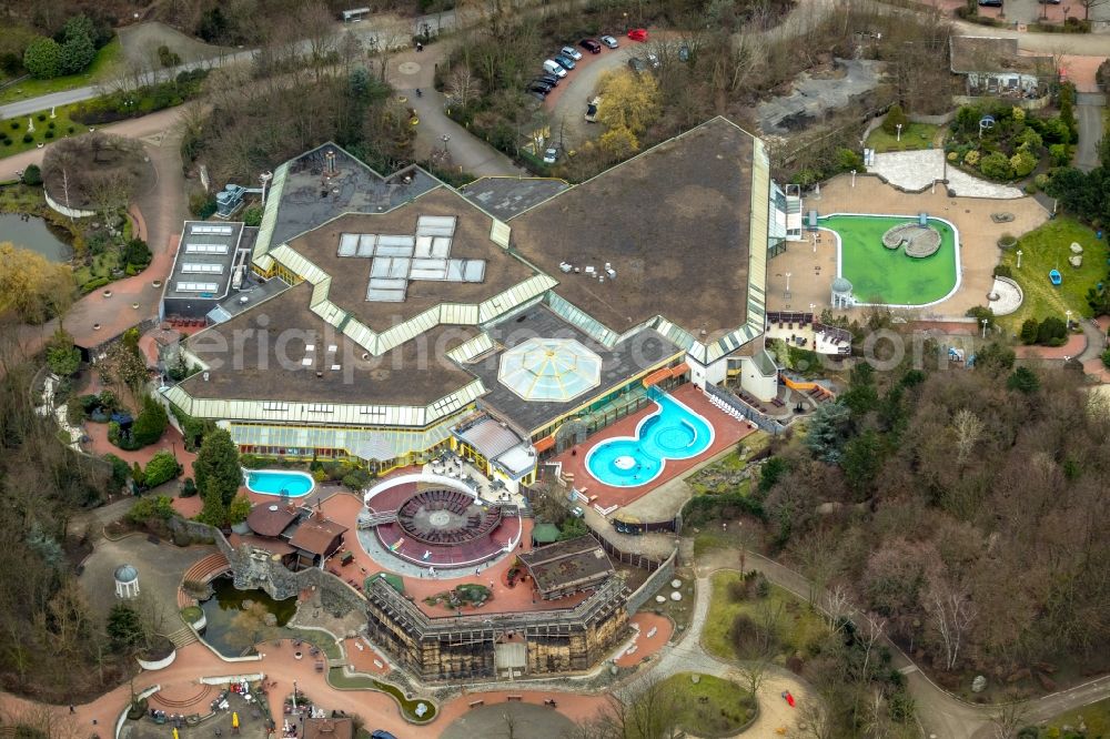 Duisburg from above - Spa and swimming pools at the swimming pool of the leisure facility Niederrhein-Therme on Wehofer Strasse in the district Hamborn in Duisburg in the state North Rhine-Westphalia, Germany