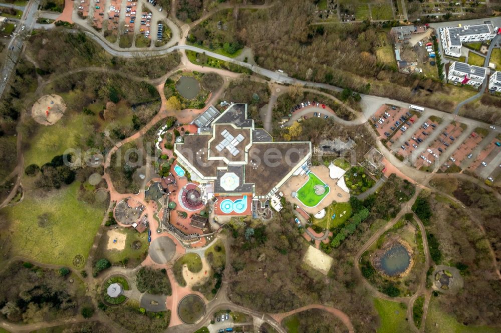 Duisburg from above - Spa and swimming pools at the swimming pool of the leisure facility Niederrhein-Therme on Wehofer Strasse in the district Hamborn in Duisburg in the state North Rhine-Westphalia, Germany