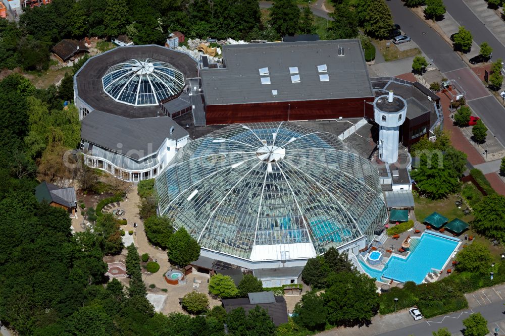 Aerial photograph Bremen - Spa and swimming pools at the swimming pool of the leisure facility OASE Bremen Wellness GmbH & Co. KG in Bremen, Germany