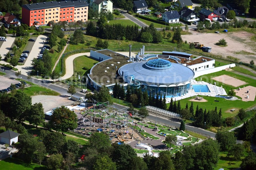 Oberhof from the bird's eye view: Spa and swimming pools at the swimming pool of the leisure facility H2 in Oberhof in the state Thuringia, Germany