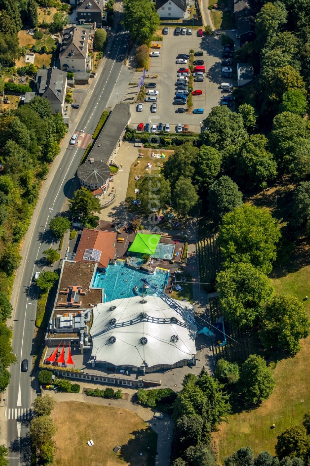 Aerial photograph Velbert - Spa and swimming pools at the swimming pool of the leisure facility Parkbad Velbert-Mitte on Parkstrasse in Velbert in the state North Rhine-Westphalia, Germany