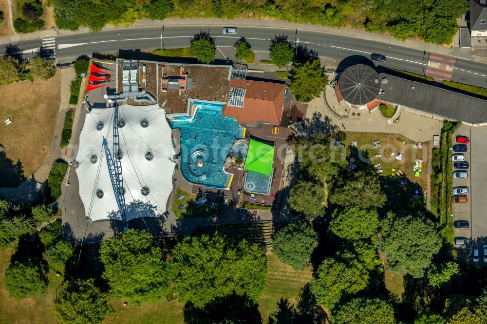 Velbert from the bird's eye view: Spa and swimming pools at the swimming pool of the leisure facility Parkbad Velbert-Mitte on Parkstrasse in Velbert in the state North Rhine-Westphalia, Germany