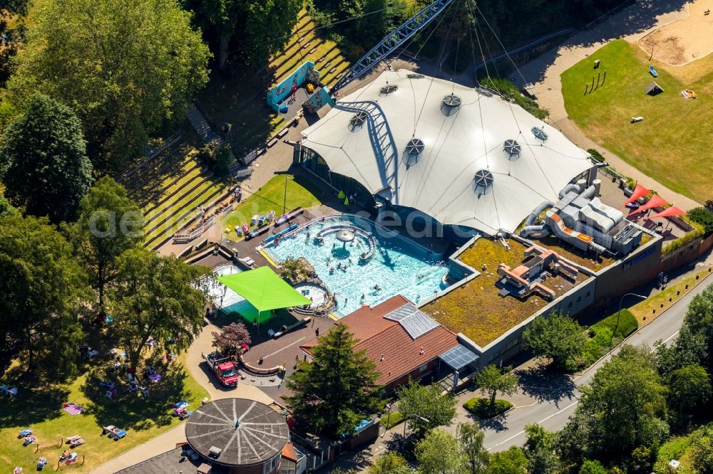 Aerial photograph Velbert - Spa and swimming pools at the swimming pool of the leisure facility Parkbad Velbert-Mitte on Parkstrasse in Velbert in the state North Rhine-Westphalia, Germany