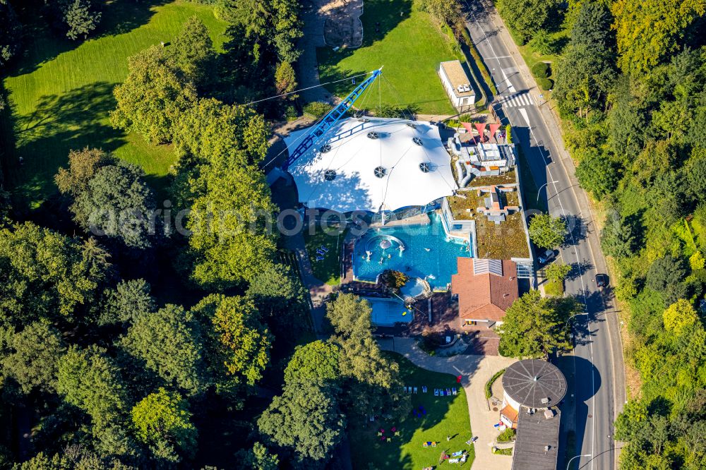 Aerial photograph Velbert - Spa and swimming pools at the swimming pool of the leisure facility Parkbad Velbert-Mitte on Parkstrasse in Velbert in the state North Rhine-Westphalia, Germany