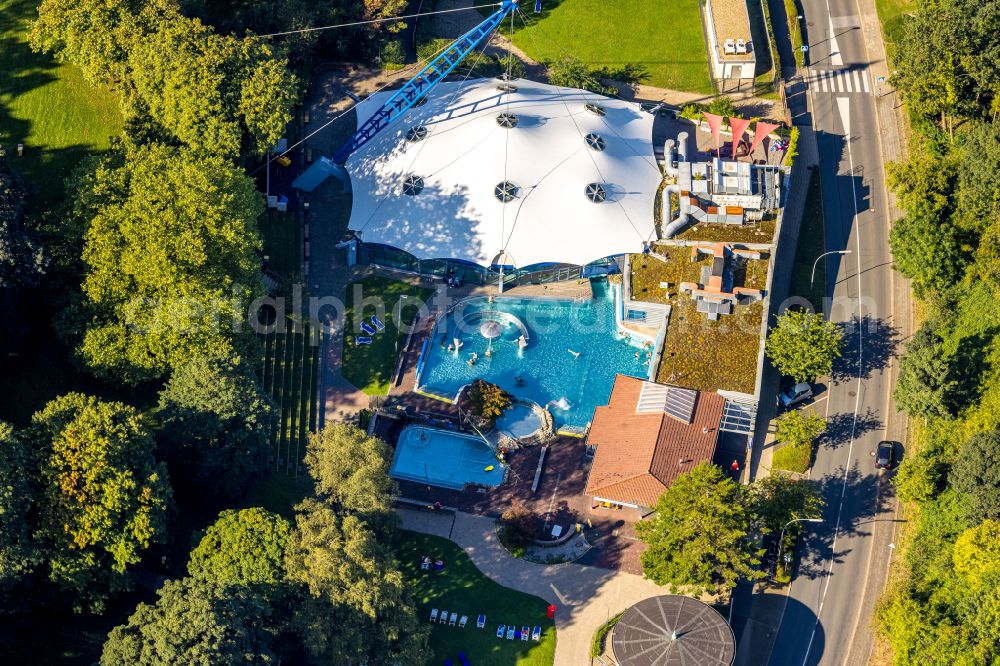 Velbert from above - Spa and swimming pools at the swimming pool of the leisure facility Parkbad Velbert-Mitte on Parkstrasse in Velbert in the state North Rhine-Westphalia, Germany