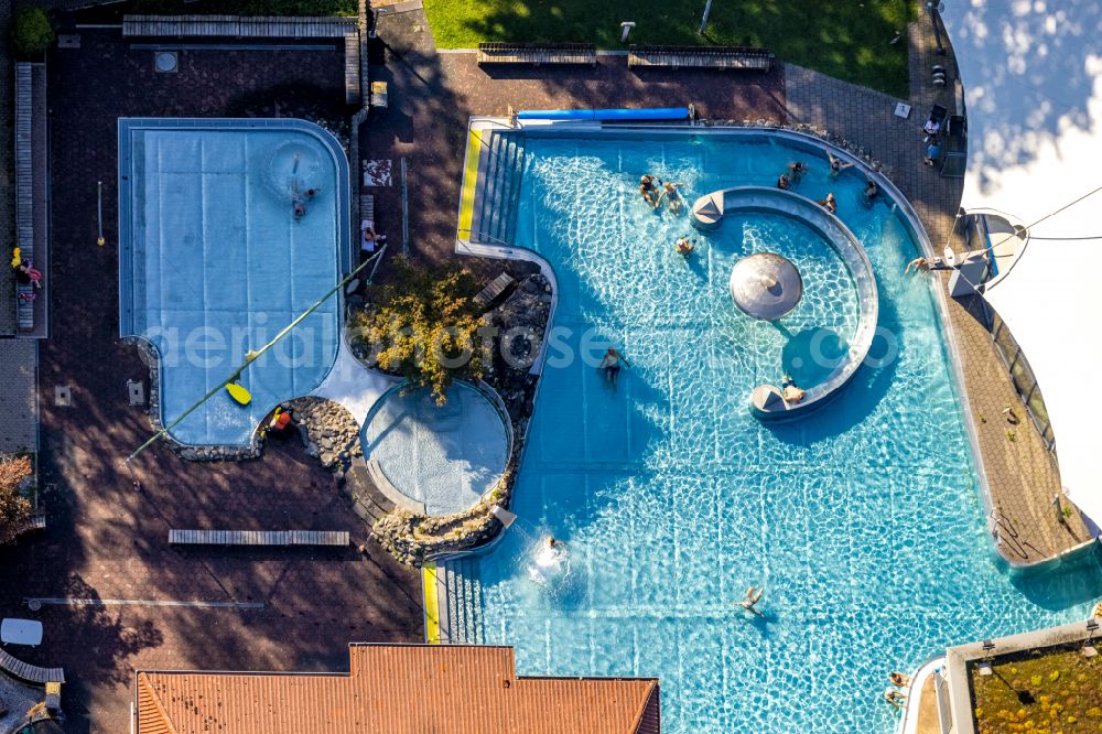 Velbert from the bird's eye view: Spa and swimming pools at the swimming pool of the leisure facility Parkbad Velbert-Mitte on Parkstrasse in Velbert in the state North Rhine-Westphalia, Germany