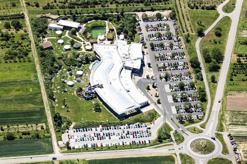 Gau-Algesheim from the bird's eye view: Spa and swimming pools at the swimming pool of the leisure facility Rheinwelle Badewelt in the district Sporkenheim in Gau-Algesheim in the state Rhineland-Palatinate, Germany