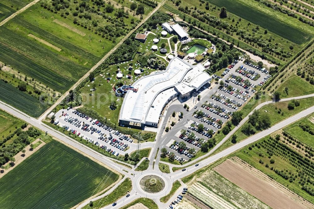 Aerial photograph Gau-Algesheim - Spa and swimming pools at the swimming pool of the leisure facility Rheinwelle Badewelt in the district Sporkenheim in Gau-Algesheim in the state Rhineland-Palatinate, Germany