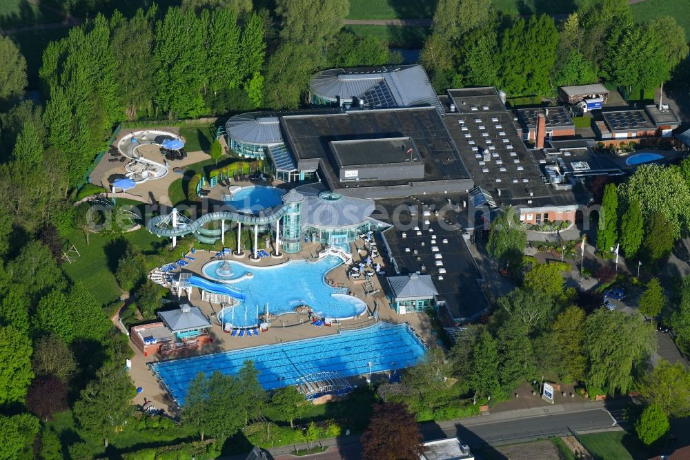 Rotenburg (Wümme) from the bird's eye view: Spa and swimming pools at the swimming pool of the leisure facility Ronolulu on Noedenstrasse in Rotenburg (Wuemme) in the state Lower Saxony, Germany