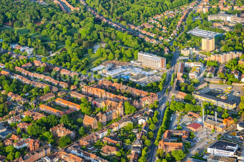 Aerial image Lüneburg - Spa and swimming pools at the swimming pool of the leisure facility SaLue - Salztherme Lueneburg on street Uelzener Strasse in Lueneburg in the state Lower Saxony, Germany