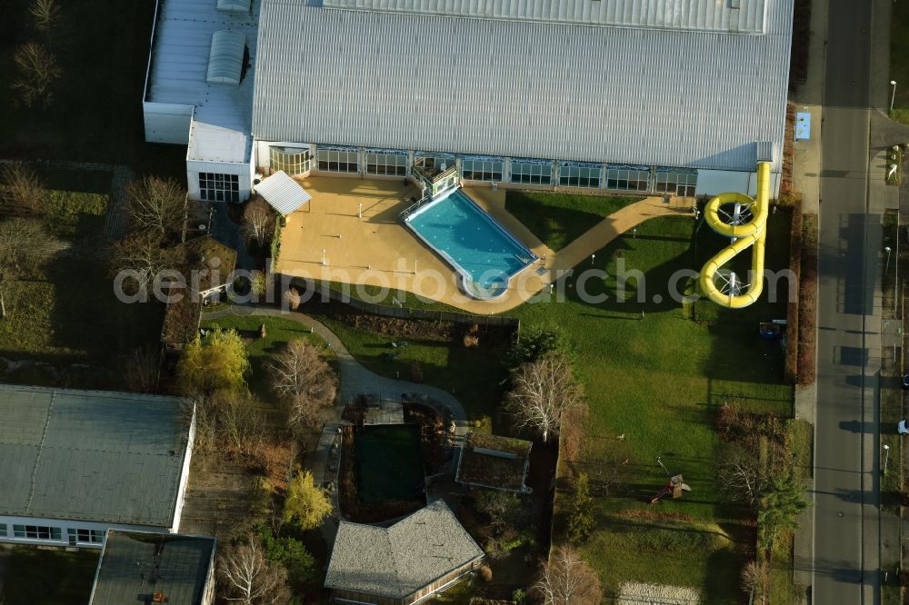 Aerial image Fürstenwalde/Spree - Spa and swimming pools at the swimming pool of the leisure facility Schwapp an der Strasse Grosse Freizeit in Fuerstenwalde/Spree in the state Brandenburg