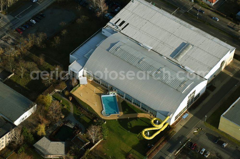 Fürstenwalde/Spree from above - Spa and swimming pools at the swimming pool of the leisure facility Schwapp an der Strasse Grosse Freizeit in Fuerstenwalde/Spree in the state Brandenburg