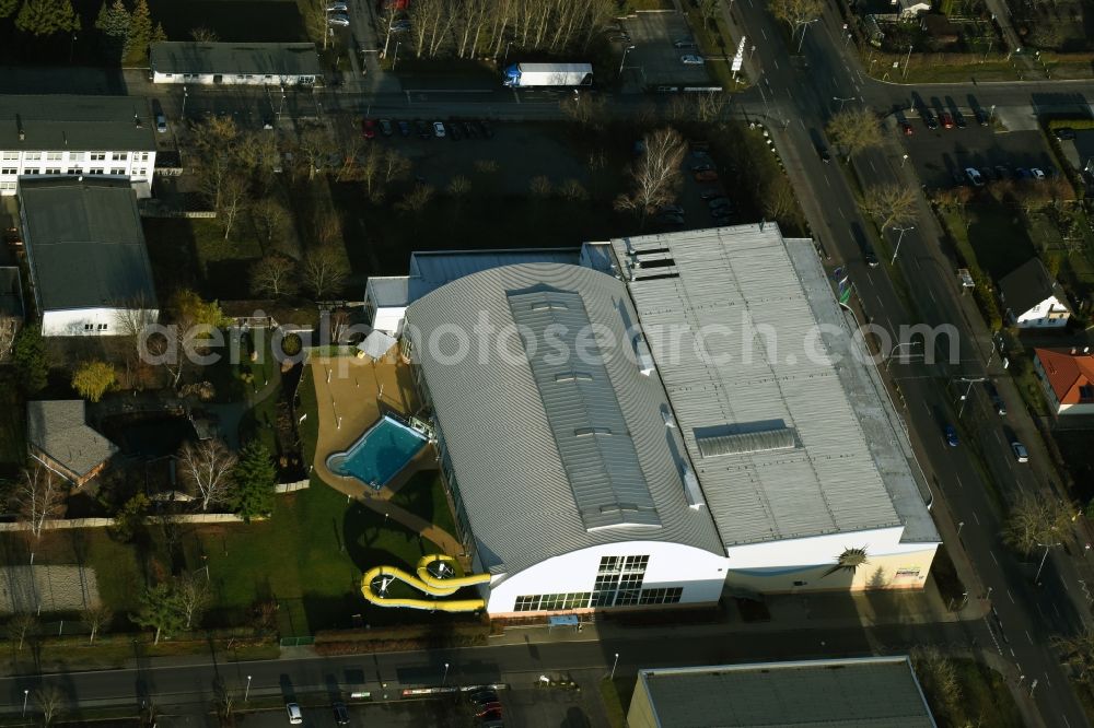 Aerial image Fürstenwalde/Spree - Spa and swimming pools at the swimming pool of the leisure facility Schwapp an der Strasse Grosse Freizeit in Fuerstenwalde/Spree in the state Brandenburg