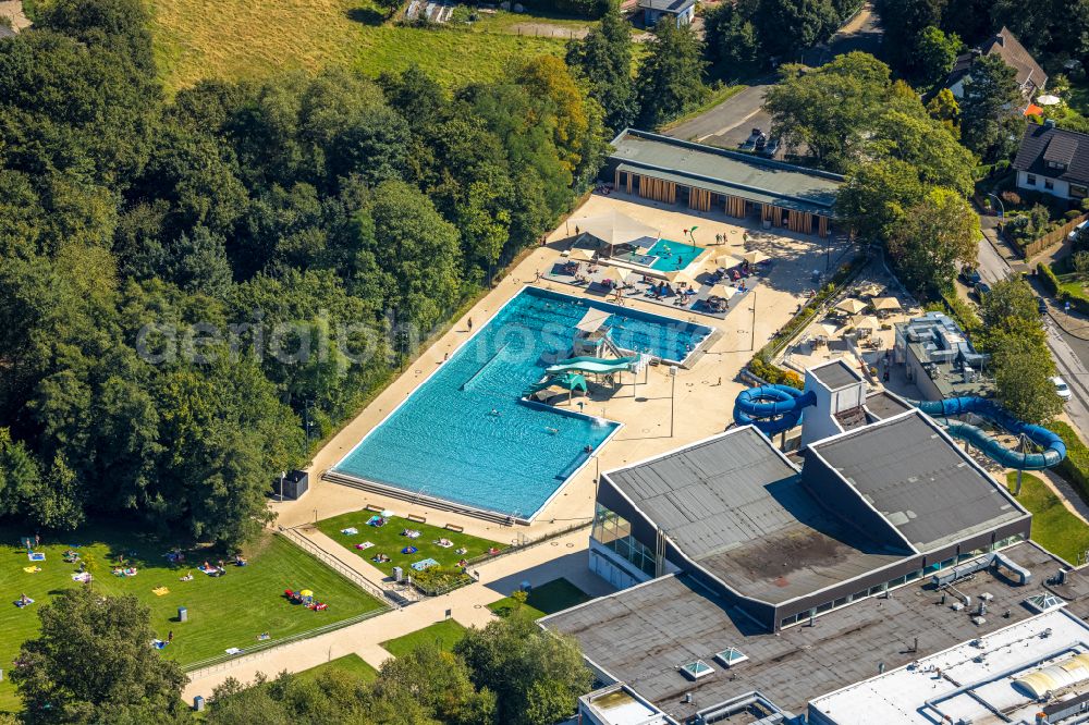 Gevelsberg from the bird's eye view: Spa and swimming pools at the swimming pool of the leisure facility Schwimm-in Gevelsberg on Ochsenkonp in Gevelsberg in the state North Rhine-Westphalia, Germany