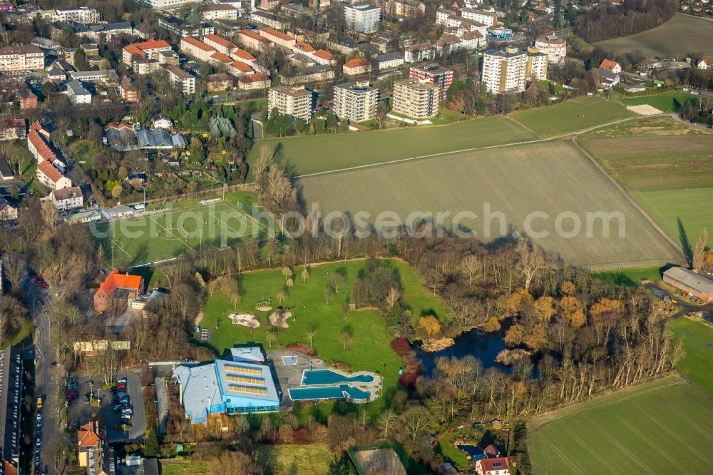 Aerial photograph Herne - Spa and swimming pools at the swimming pool of the leisure facility Suedpool in of Bergstrasse in Herne in the state North Rhine-Westphalia, Germany