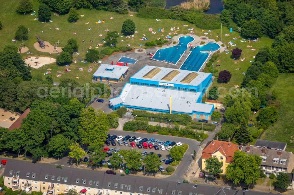 Aerial photograph Herne - Spa and swimming pools at the swimming pool of the leisure facility Suedpool in of Bergstrasse in Herne in the state North Rhine-Westphalia, Germany