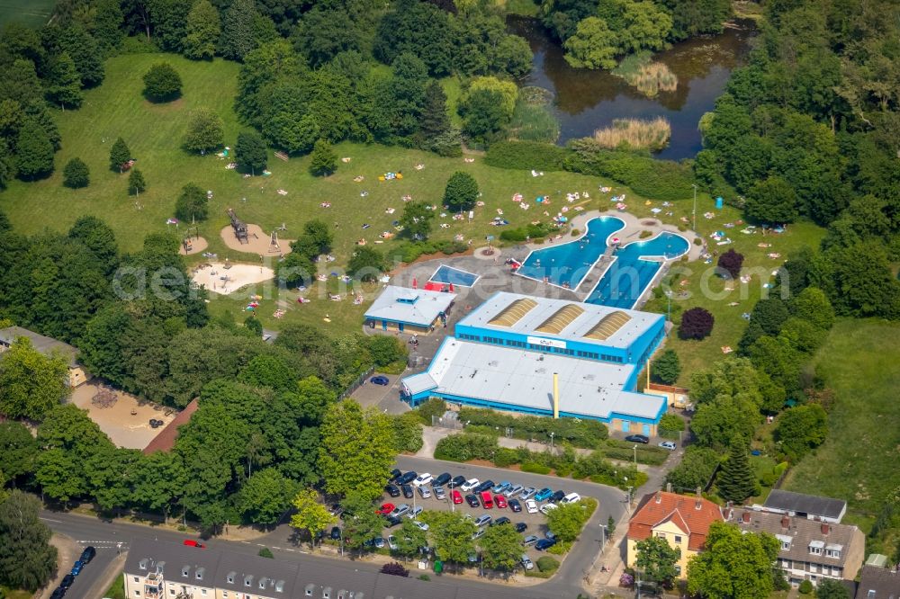 Aerial photograph Herne - Spa and swimming pools at the swimming pool of the leisure facility Suedpool in of Bergstrasse in Herne in the state North Rhine-Westphalia, Germany