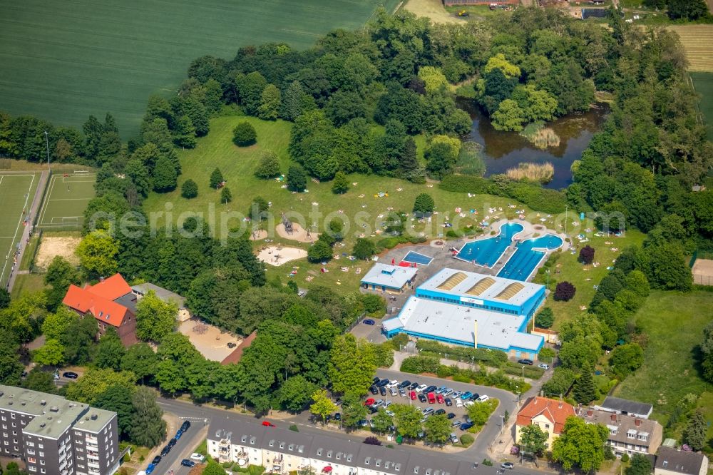 Herne from above - Spa and swimming pools at the swimming pool of the leisure facility Suedpool in of Bergstrasse in Herne in the state North Rhine-Westphalia, Germany