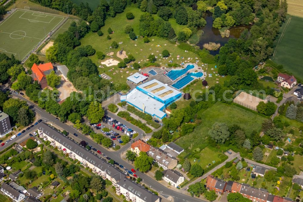 Herne from the bird's eye view: Spa and swimming pools at the swimming pool of the leisure facility Suedpool in of Bergstrasse in Herne in the state North Rhine-Westphalia, Germany