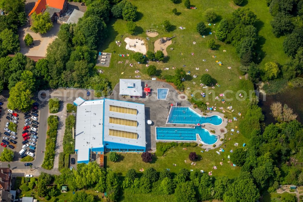 Aerial image Herne - Spa and swimming pools at the swimming pool of the leisure facility Suedpool in of Bergstrasse in Herne in the state North Rhine-Westphalia, Germany