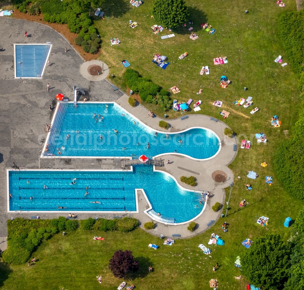 Aerial photograph Herne - Spa and swimming pools at the swimming pool of the leisure facility Suedpool in of Bergstrasse in Herne in the state North Rhine-Westphalia, Germany