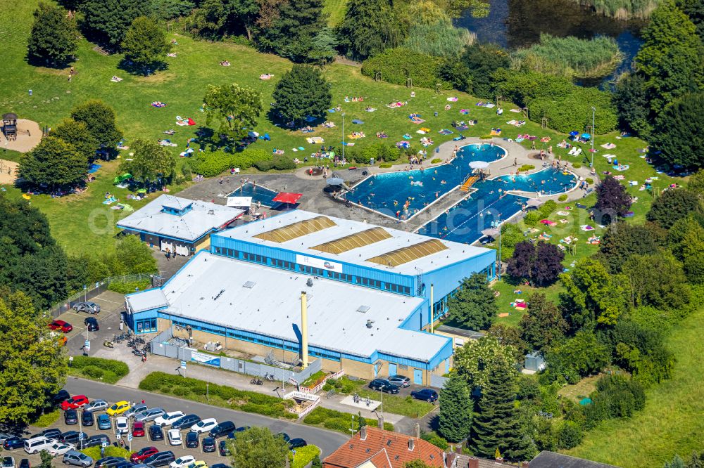 Aerial photograph Herne - Thermal baths and swimming pools at the outdoor pool of the leisure facility Suedpool of Stadtwerke Herne AG in Bergstrasse in Herne in the federal state of North Rhine-Westphalia, Germany