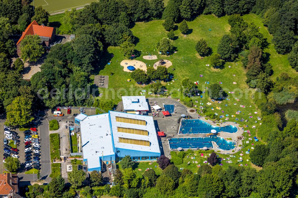 Herne from above - Thermal baths and swimming pools at the outdoor pool of the leisure facility Suedpool of Stadtwerke Herne AG in Bergstrasse in Herne in the federal state of North Rhine-Westphalia, Germany