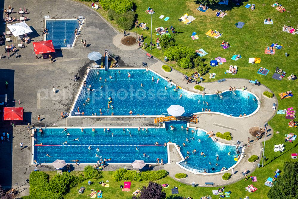 Herne from the bird's eye view: Thermal baths and swimming pools at the outdoor pool of the leisure facility Suedpool of Stadtwerke Herne AG in Bergstrasse in Herne in the federal state of North Rhine-Westphalia, Germany