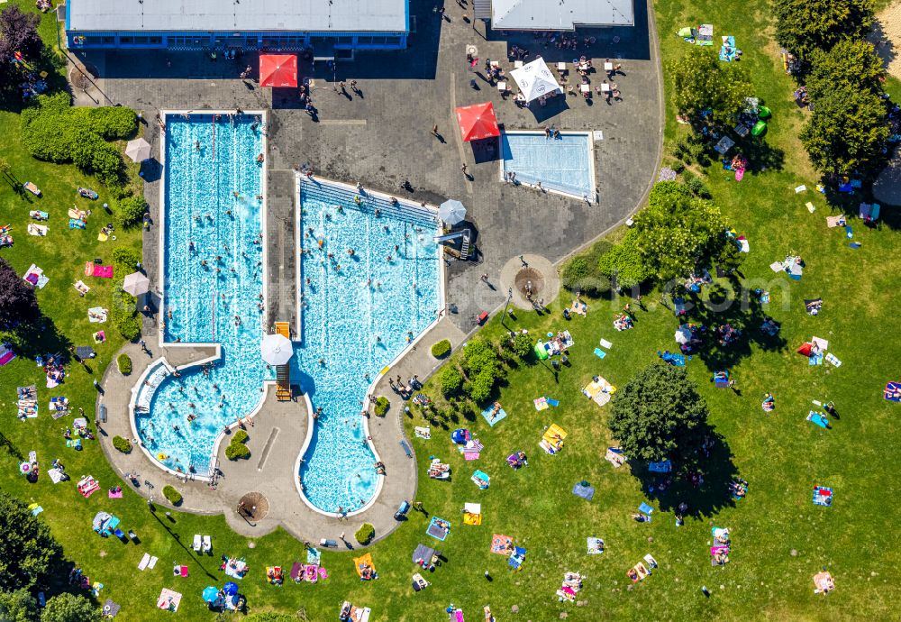 Aerial image Herne - Thermal baths and swimming pools at the outdoor pool of the leisure facility Suedpool of Stadtwerke Herne AG in Bergstrasse in Herne in the federal state of North Rhine-Westphalia, Germany