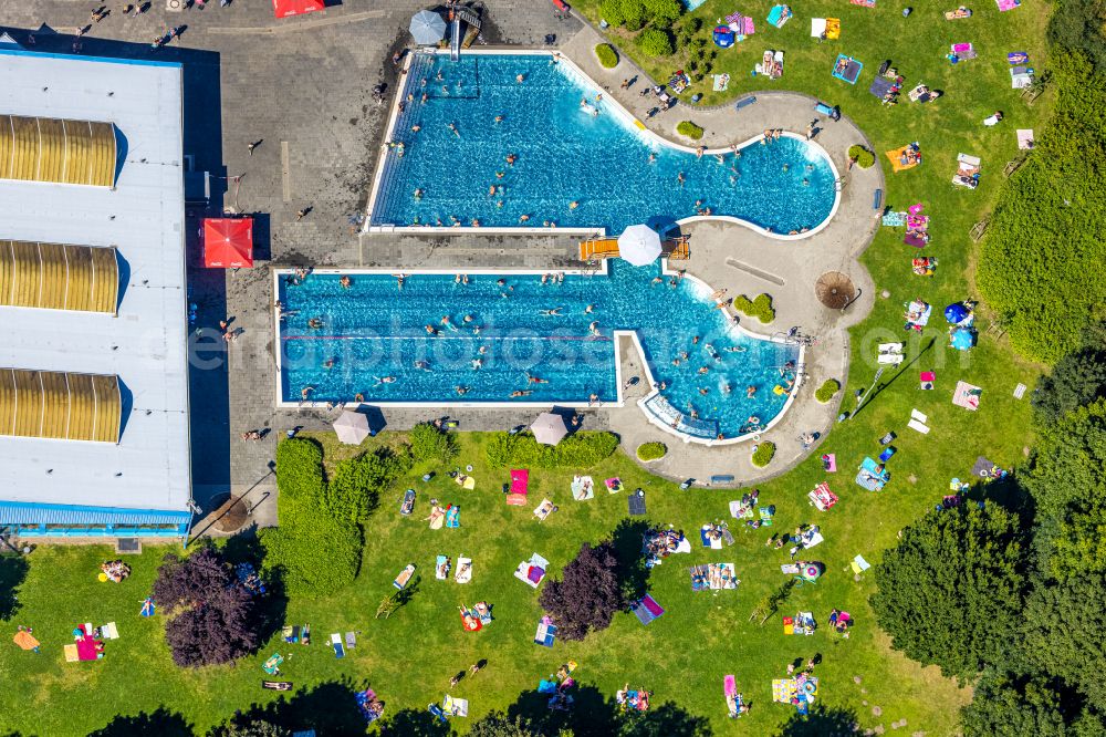 Aerial photograph Herne - Thermal baths and swimming pools at the outdoor pool of the leisure facility Suedpool of Stadtwerke Herne AG in Bergstrasse in Herne in the federal state of North Rhine-Westphalia, Germany