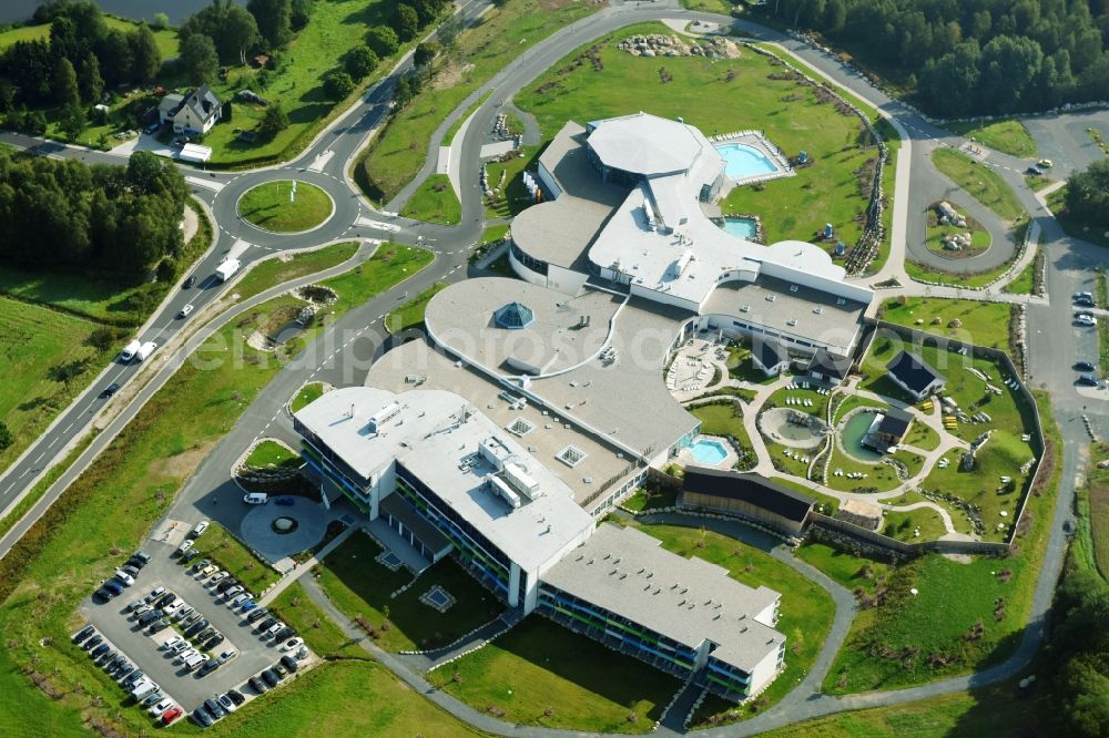 Aerial photograph Weißenstadt - Spa and swimming pools at the swimming pool of the leisure facility Siebenquell Therme GesundZeitResort on Thermenallee in Weissenstadt in the state Bavaria, Germany