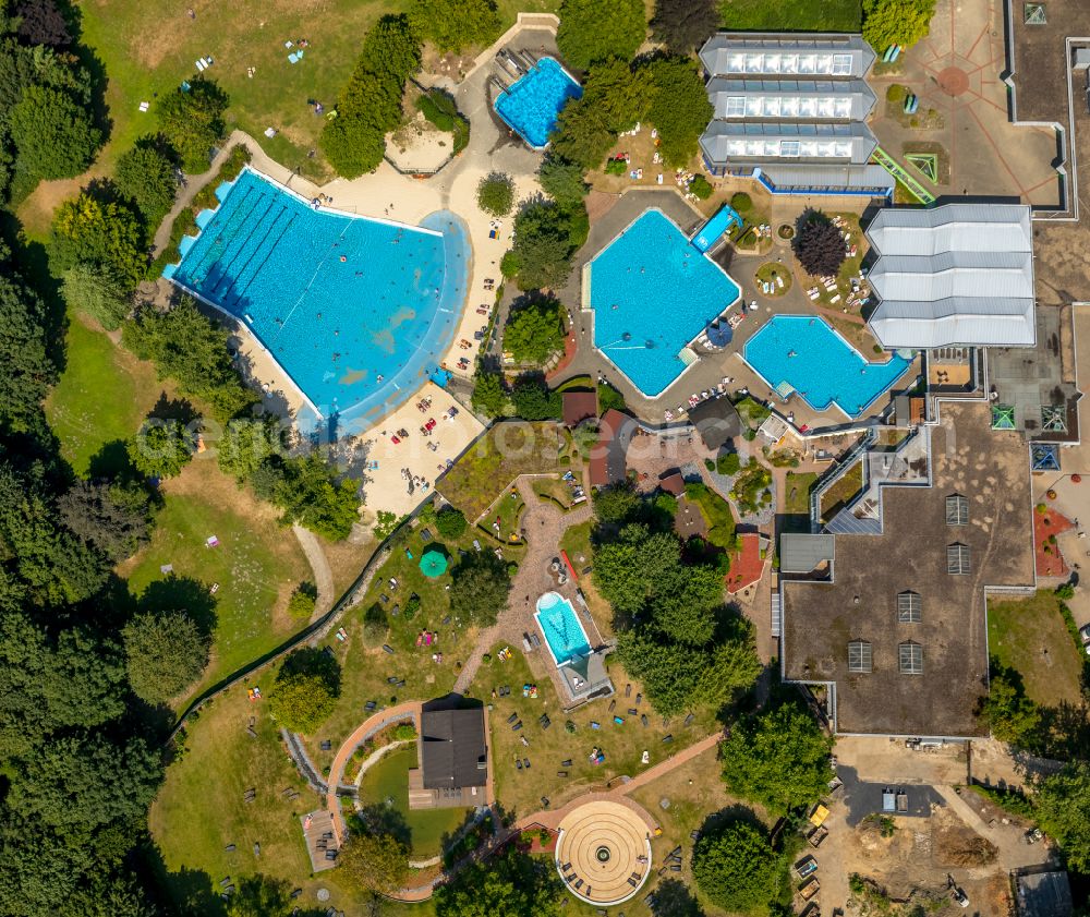 Dortmund from above - Spa and swimming pools at the swimming pool of the leisure facility Solebad Wischlingen on Hoefkerstrasse in the district Wischlingen in Dortmund at Ruhrgebiet in the state North Rhine-Westphalia, Germany