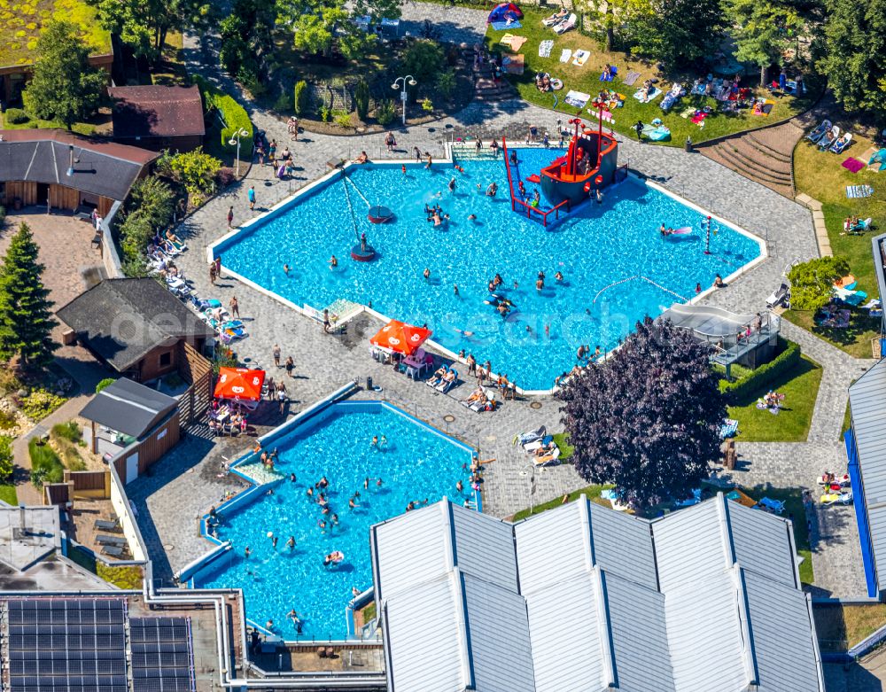 Dortmund from above - Spa and swimming pools at the swimming pool of the leisure facility Solebad Wischlingen on Hoefkerstrasse in the district Wischlingen in Dortmund at Ruhrgebiet in the state North Rhine-Westphalia, Germany