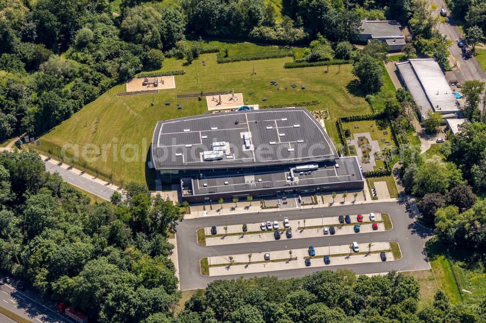 Aerial photograph Herne - Spa and swimming pools at the swimming pool of the leisure facility Sport- und Erlebnisbad Wananas in the district Wanne-Eickel in Herne in the state North Rhine-Westphalia