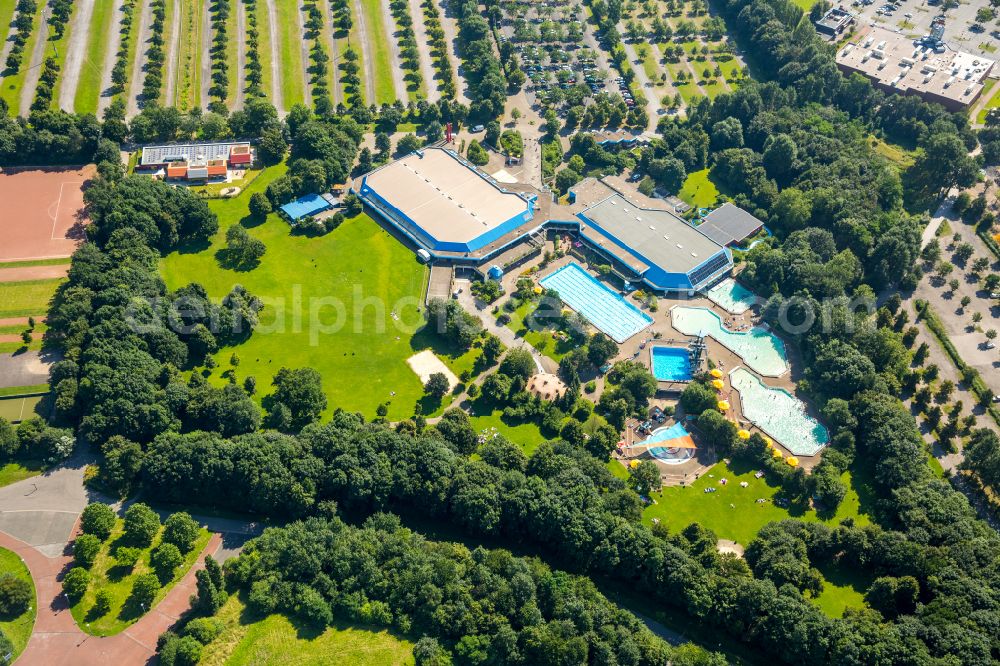 Aerial image Gelsenkirchen - Spa and swimming pools at the swimming pool of the leisure facility SPORT-PARADIES on Adenauerallee in the district Erle in Gelsenkirchen in the state North Rhine-Westphalia, Germany