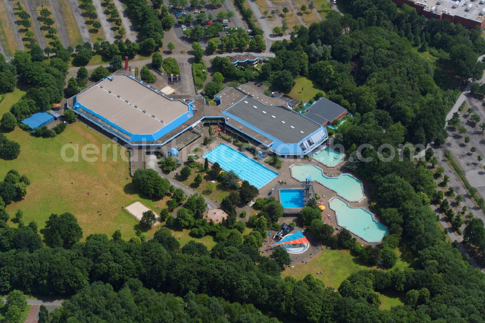 Gelsenkirchen from the bird's eye view: Spa and swimming pools at the swimming pool of the leisure facility SPORT-PARADIES on Adenauerallee in the district Erle in Gelsenkirchen in the state North Rhine-Westphalia, Germany