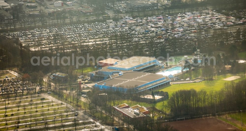 Gelsenkirchen from the bird's eye view: Spa and swimming pools at the swimming pool of the leisure facility SPORT-PARADIES on Adenauerallee in Gelsenkirchen in the state North Rhine-Westphalia, Germany