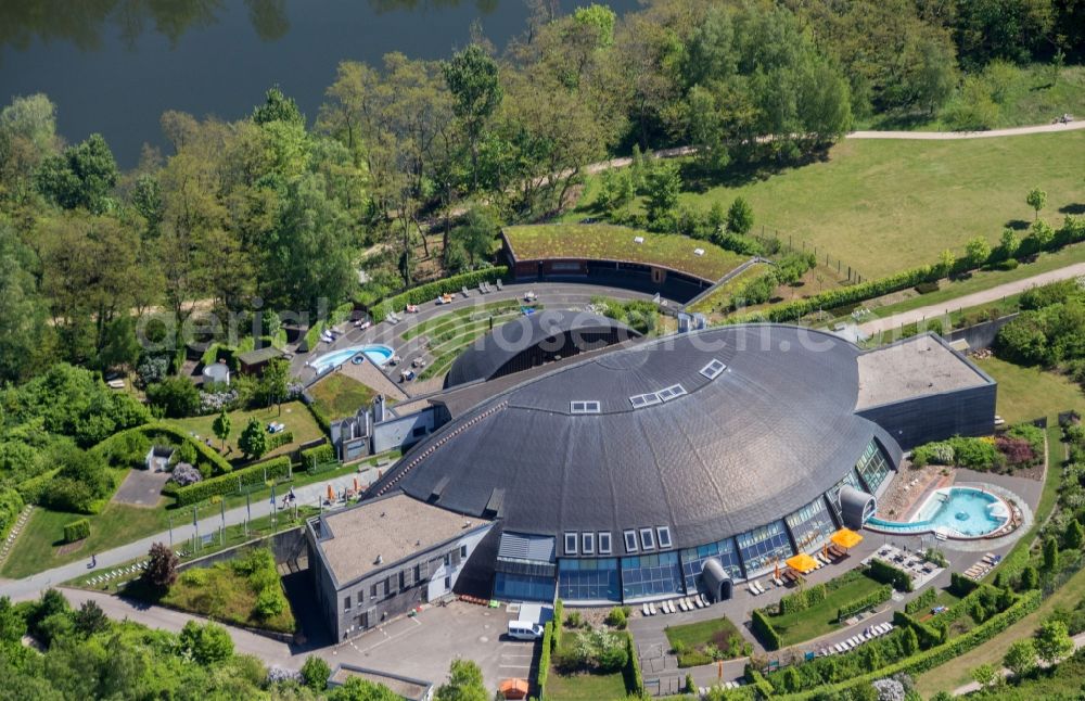 Aerial photograph Bad Belzig - Spa and swimming pools at the swimming pool of the leisure facility SteinTherme Am Kurpark in Bad Belzig in the state Brandenburg, Germany