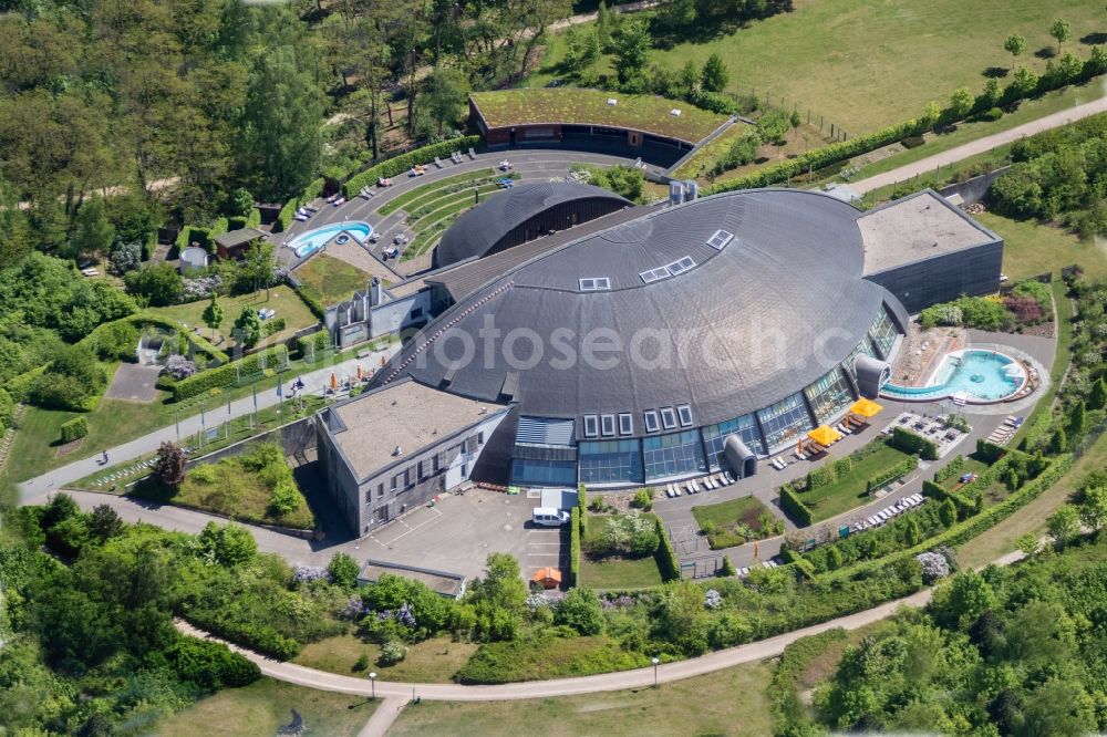 Bad Belzig from above - Spa and swimming pools at the swimming pool of the leisure facility SteinTherme Am Kurpark in Bad Belzig in the state Brandenburg, Germany