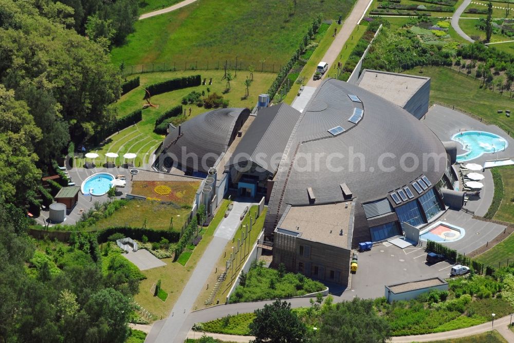 Aerial photograph Bad Belzig - Spa and swimming pools at the swimming pool of the leisure facility SteinTherme Am Kurpark in Bad Belzig in the state Brandenburg, Germany