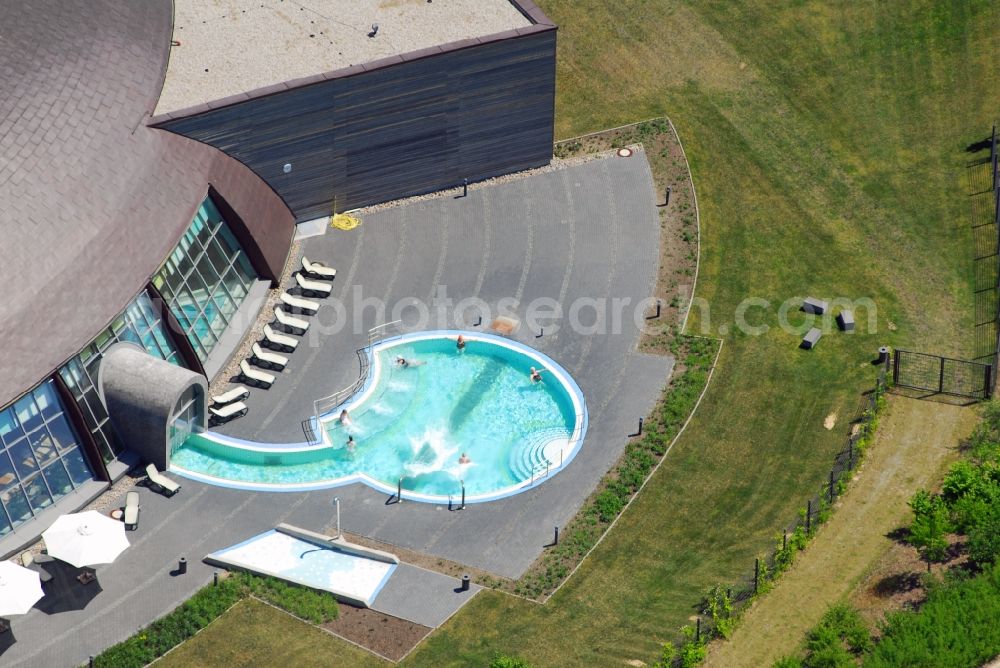 Bad Belzig from the bird's eye view: Spa and swimming pools at the swimming pool of the leisure facility SteinTherme Am Kurpark in Bad Belzig in the state Brandenburg, Germany